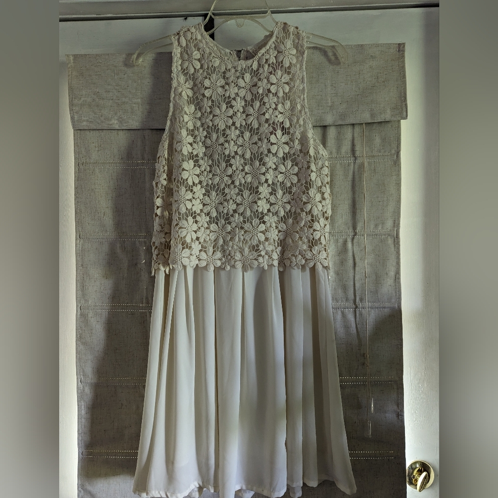 NEW White, floral, lacy dress- Bridal, boutique- Sleeveless, Med, Pink Martini